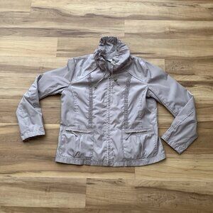 Chico’s Zenergy 1 Beige Windbreaker Jacket Ruffle Collar Women’s Size 8 Active